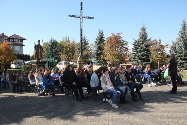 Uroczysty apel przed pomnikiem św. Jana Pawła II
